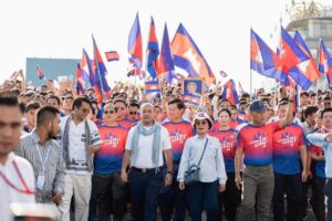 ពលរដ្ឋ ១៥ ម៉ឺន​នាក់ ចូល​រួម​ដើរ​គាំទ្រ​រដ្ឋាភិបាល