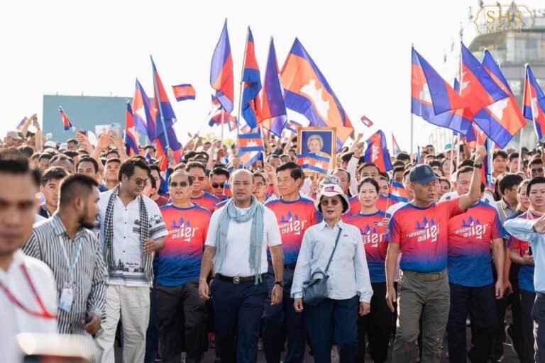 ពលរដ្ឋ ១៥ ម៉ឺន​នាក់ ចូល​រួម​ដើរ​គាំទ្រ​រដ្ឋាភិបាល